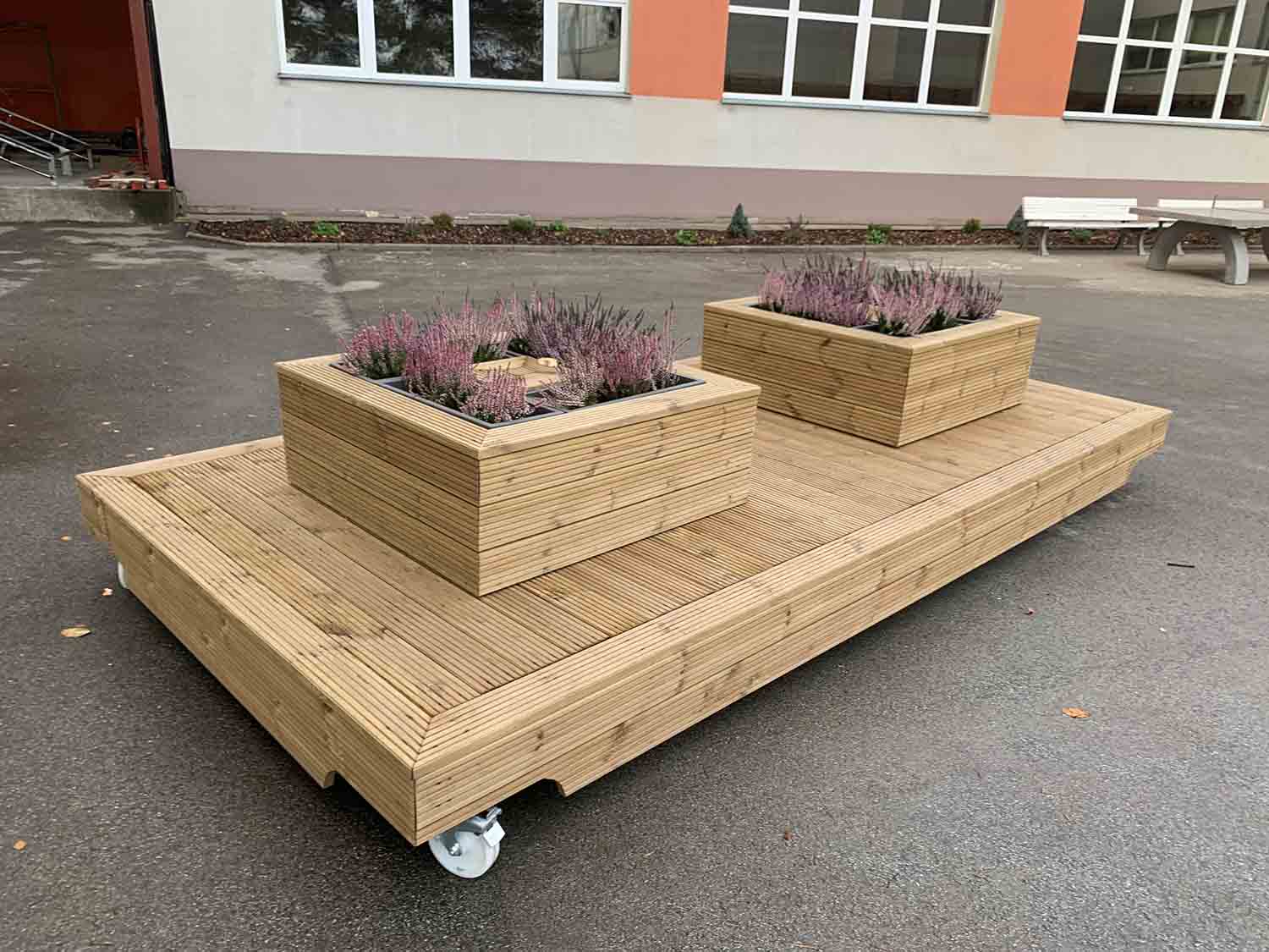 Скамейки с клумбами на колёсах